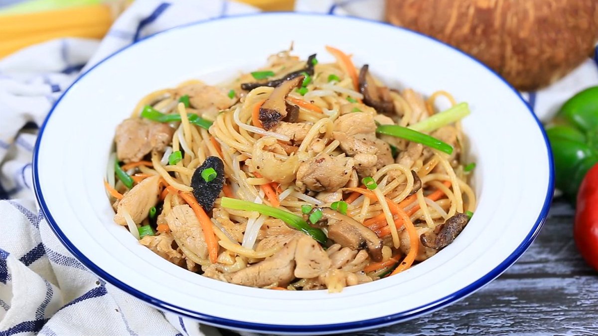 Stir-Fried Egg Noodles Beef