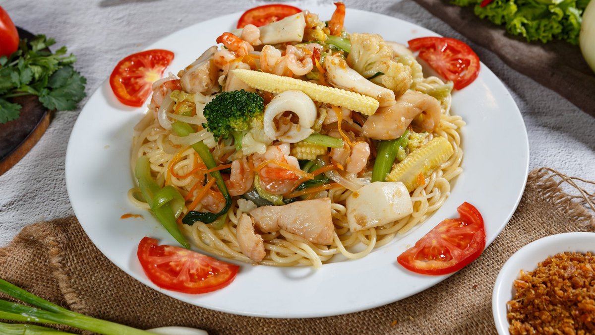 Stir-Fried Egg Noodles Seafood