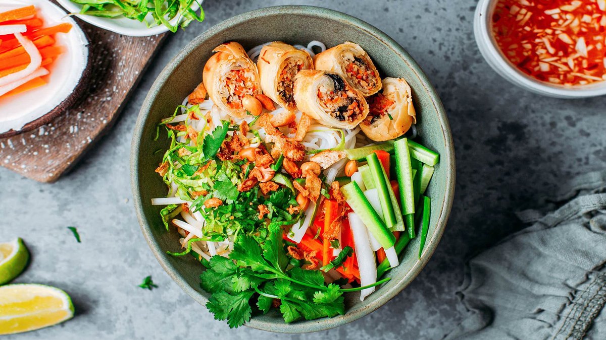 Vegetarian Vermicelli With Eggs Rolls
